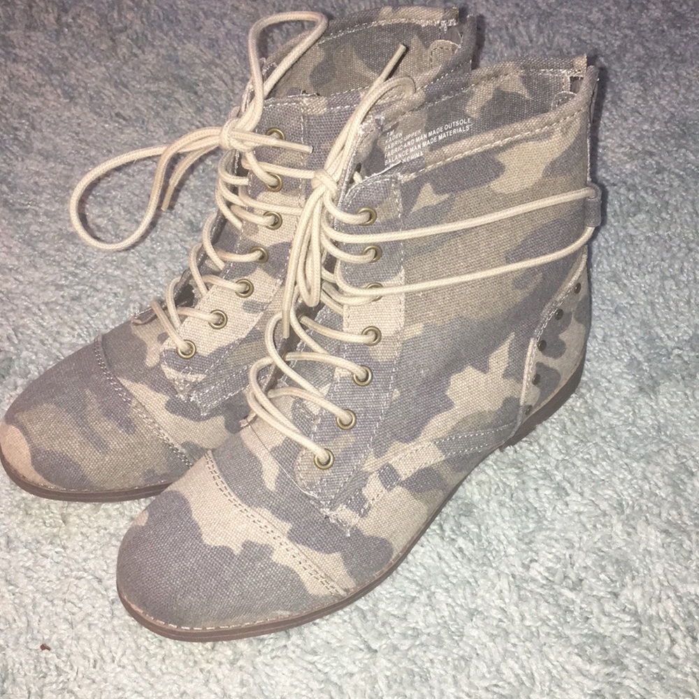 Kaden like camo boots.